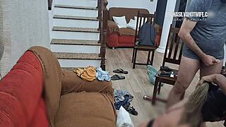 Casada com dois pela primeira vez - anal cum shot cuspindo porra na boca do corno