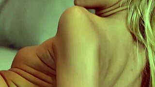 Teen toys her love tunnel to reach orgasm