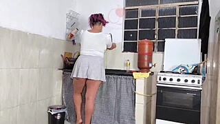 Fui lavar a louça e meu amigo safado me comeu na pia mesmo