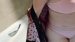 Estrella latina me la chupa rico en la ba�era y se traga todo