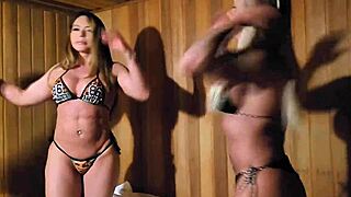 Duas coroas safadas se chupando na sauna homemade with muscular bodybuilder and small cock