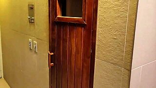 Duas coroas safadas se chupando na sauna homemade with muscular bodybuilder and small cock