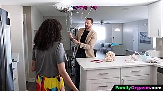 Filha postiça mama padrasto com vontade