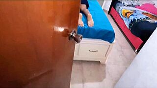 padrastro busca el coño de la hijastra cuando esta en uniforme ante de estudiar