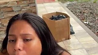 Scort lo mama en publico por 30 dolares