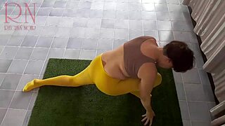 regina noir yoga in yellow tights doing yoga in the gym a girl without panties is doing yoga 2