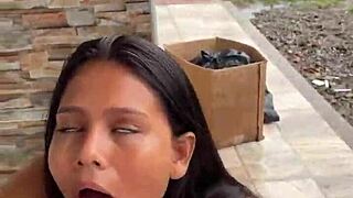 Scort lo mama en publico por 30 dolares