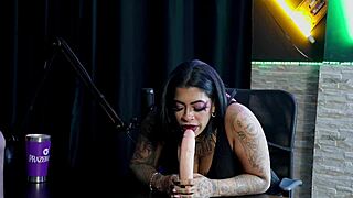 Morena Demonstra Boquete Babado Com Brinquedinho Em Lingerie Sheer Red