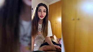 Jenta blir så kåt at hun stønner høyt og naboene hører