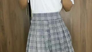 क्या यह पेटाइट स्कूल गर्ल का नंगी बॉडी पूजा के लायक है?