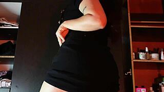 chica tiene en su cuarto se pone cachonda