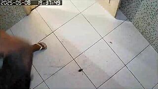 camera escondida grava vizinha gostosa e gordinha se depilando sua grande buceta 😍