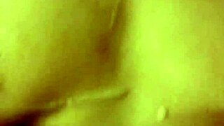 Руса аматерка си играе със сперма в групова сцена