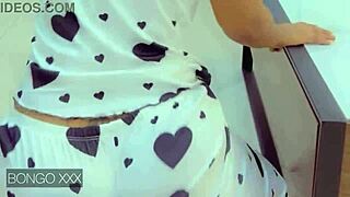 Swahili twerking queen shows off her big ebony ass in amateur video