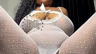 watch freakyqueennxx riding her long dildo in cowgirl style with boobs bouncing up and down 😏