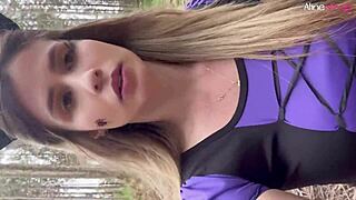 loira gostosa se perde no mato a caminho da festa de halloween e faz sua própria festa com direito a leitinho do lenhador - aline novak