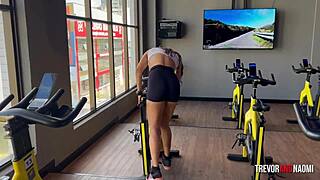 Chica fit provoca en el gym y la follan dos veces en casa 😈