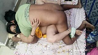 Indian desi wife seduces in saree 😍