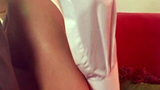 Blond mamma böjer sig suger kuk rider hårt för cumshot