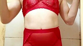 cdzinha de lingerie mostrando o pintinho