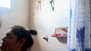 Z kúpeľne do postele, nechal som tvár macochy