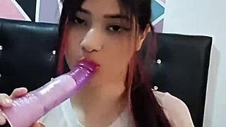 Actriz porno le da una gran mamada a su padrastro casero real