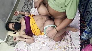 Indian desi wife seduces in saree 😍