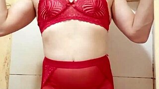 cdzinha de lingerie mostrando o pintinho
