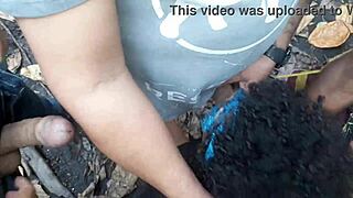 Levei minha esposa para fuder com desconhecidos no mato onde tudo começou.