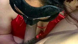 Gatita mamando y montando la verga.