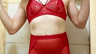 cdzinha de lingerie mostrando o pintinho