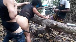 Levei minha esposa para fuder com desconhecidos no mato onde tudo começou.