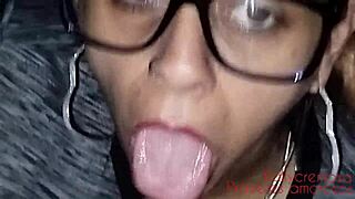 Antes e Depois Mulher Faz Depilação no Saco do Cliente e Recebe Gozada na Boca