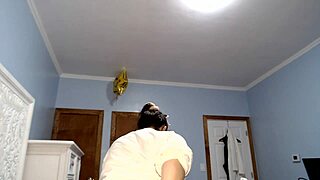 kitty stuffs veggies in ass for creamy anal finish 🍆🥒💦