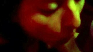 me follo al tío de mi marido mientras él limpia la plaza