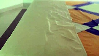 madrastra pervertida disfruta de hacerle sacar la leche a su hijastro cachondo