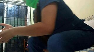 madrastra madura con culo regordete se masturba en sofa casero