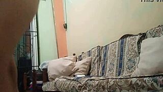 madrastra madura con culo regordete se masturba en sofa casero