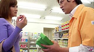 Japanilainen milf-varas kiinni vanhalla ukolla – vietellään kovaan doggysty creampieen sensuroimattomassa JAV:ssa