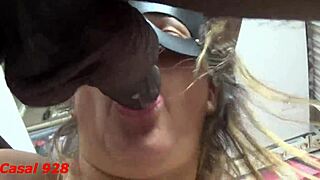 Meu casado licking lingerie esposa's tits before fucking her brazilian pussy