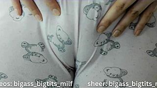 check this juicy camel toe on curvy latina spreading wet pussy lips and big clit 😍💦👅