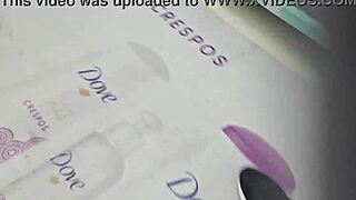 esposa sem calcinha EXIBINDO a bunda na rua com maridão