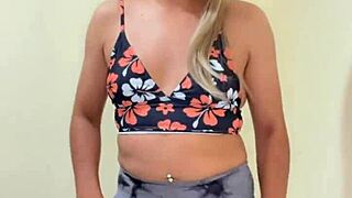 TRANSEXUAL DEPORTIVA flaunts RICOS SENOS in crossdressing athletic tease narrative