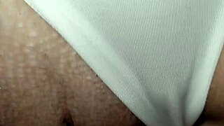 casada skinny geme enquanto fodo sua buceta apertada até CREAMPIE