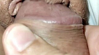 casada skinny geme enquanto fodo sua buceta apertada até CREAMPIE