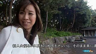 Bella asiatica flasha micro bikini stuzzica fino a sborra dura