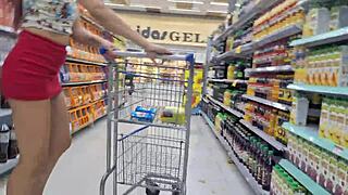 esposa sem calcinha EXIBINDO a bunda na rua com maridão