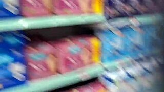 esposa sem calcinha EXIBINDO a bunda na rua com maridão