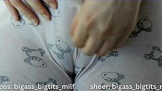 check this juicy camel toe on curvy latina spreading wet pussy lips and big clit 😍💦👅