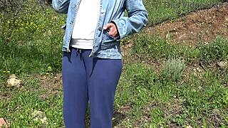 american tourist shocked saudi sextoy dealer gapes her pussy second hand dildo